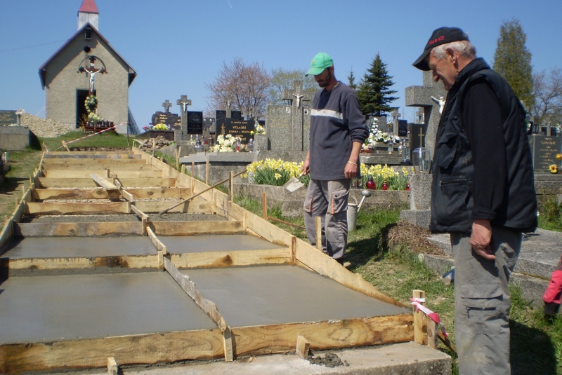 Nové brány a schody na cintoríne 2015