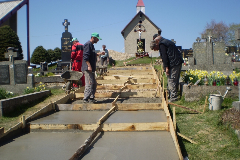 Nové brány a schody na cintoríne 2015