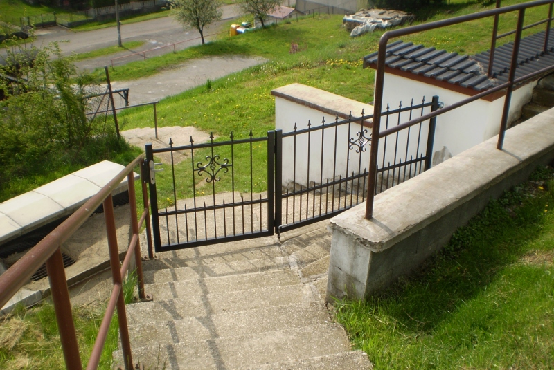 Nové brány a schody na cintoríne 2015