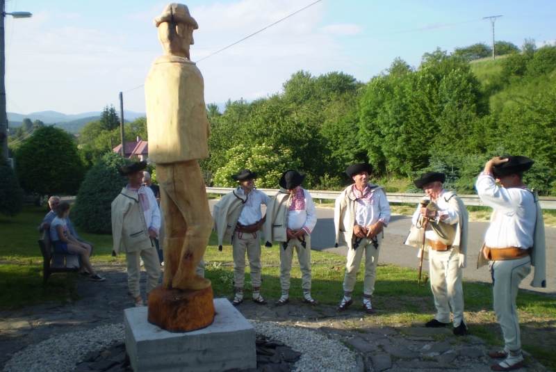 Drevená socha gajdoša a reliéfne sochy - Odhalenie 10.6.2016