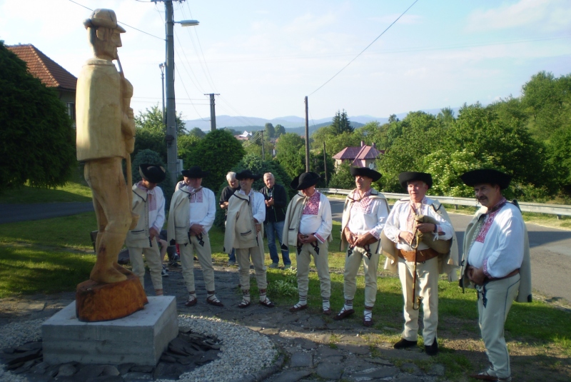 Drevená socha gajdoša a reliéfne sochy - Odhalenie 10.6.2016