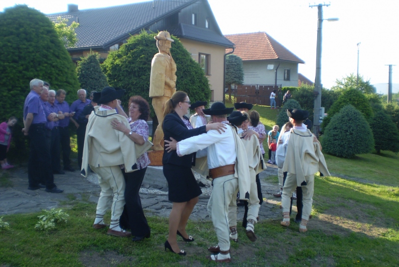 Drevená socha gajdoša a reliéfne sochy - Odhalenie 10.6.2016