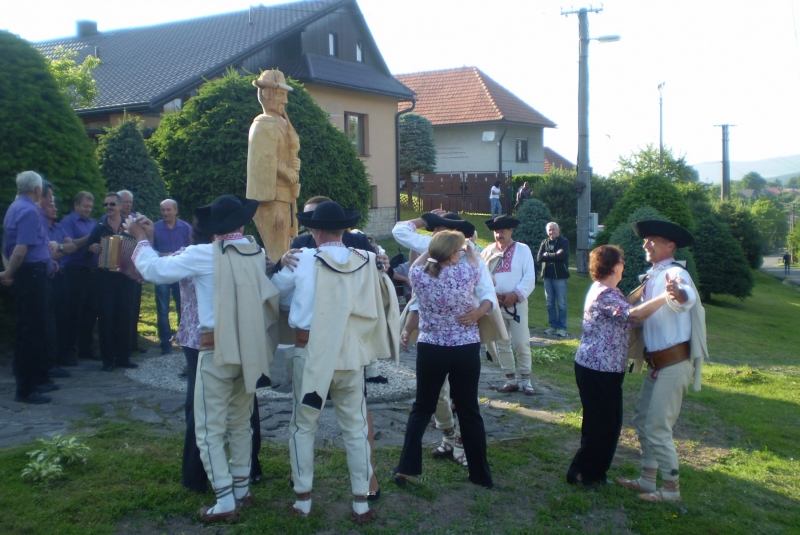 Drevená socha gajdoša a reliéfne sochy - Odhalenie 10.6.2016