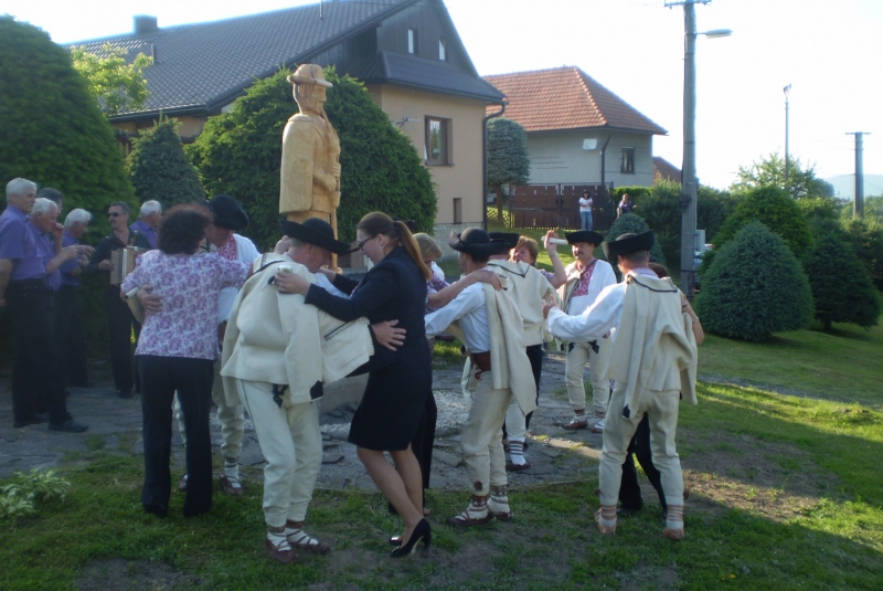 Drevená socha gajdoša a reliéfne sochy - Odhalenie 10.6.2016