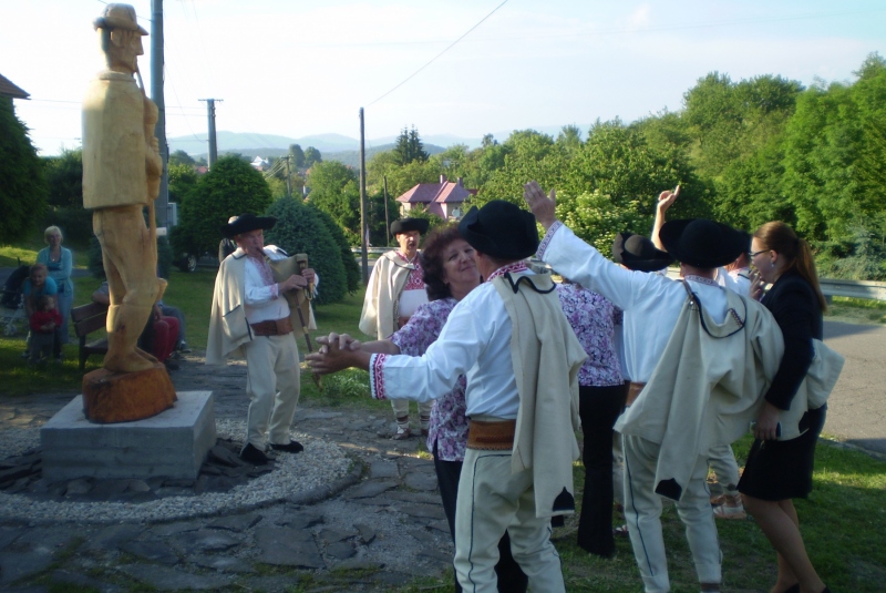 Drevená socha gajdoša a reliéfne sochy - Odhalenie 10.6.2016