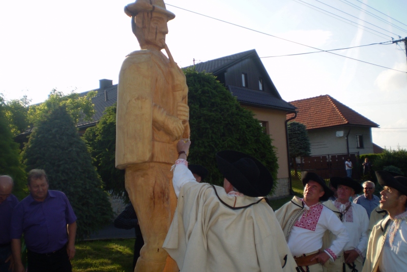 Drevená socha gajdoša a reliéfne sochy - Odhalenie 10.6.2016