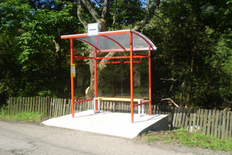 Nová autobusová zastávka v časti obce Dolina