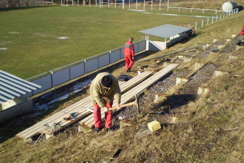 Výmena lavíc nad futbalovým ihriskom