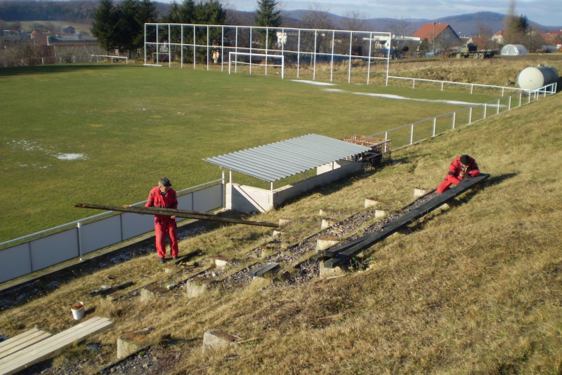 Výmena lavíc nad futbalovým ihriskom