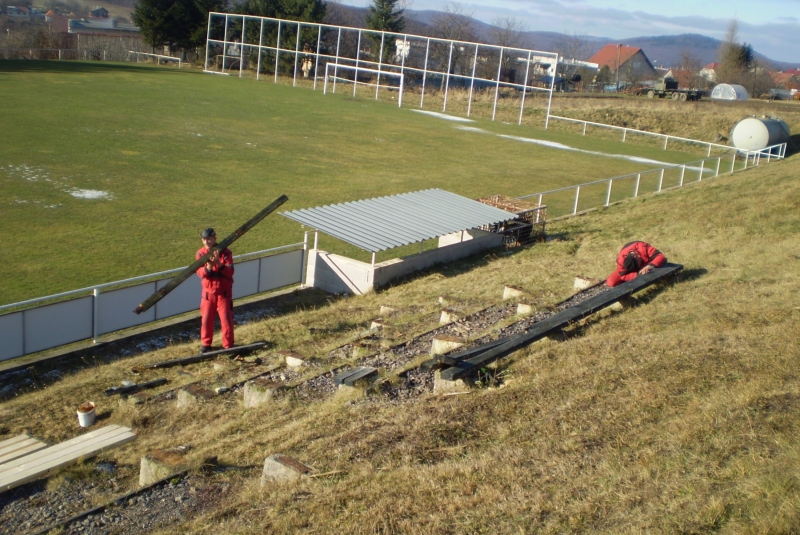 Výmena lavíc nad futbalovým ihriskom