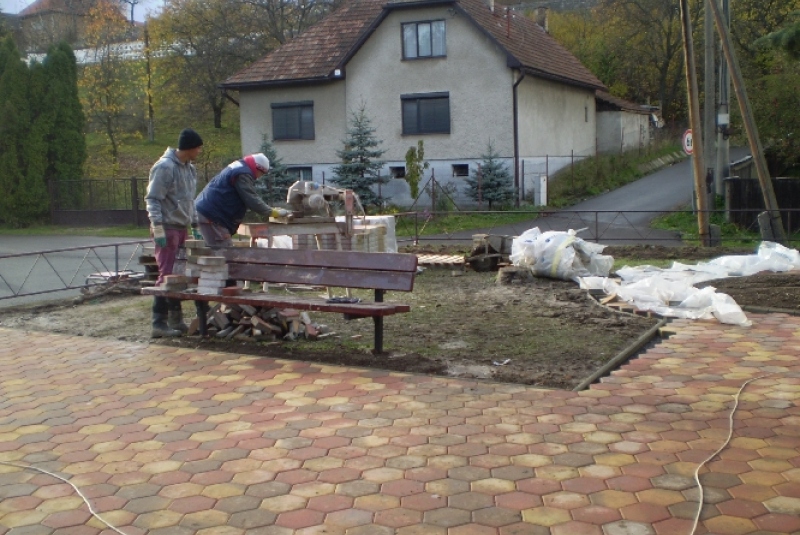 Kladenie dlažby v parku pri kostole